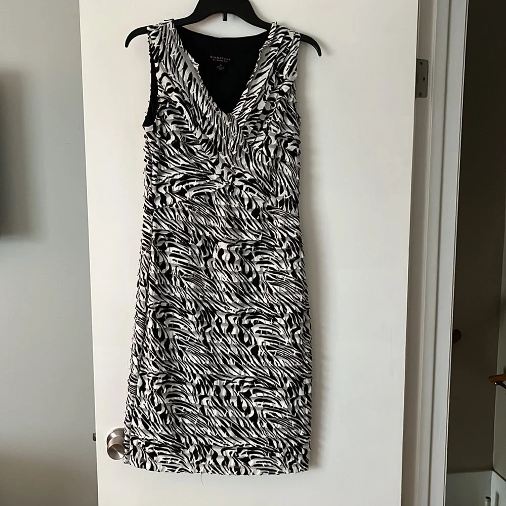Robbie Bee Signature Vintage V-neck Ruffled Black and White Sleeveles…